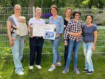 Scheckübergabe im Garten am Dr. Anja Wenning