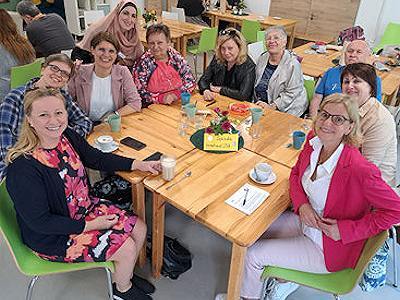 Scheck- und Spendenübergabe mit MuM-Aktiven und Vertreterinnen des SCI