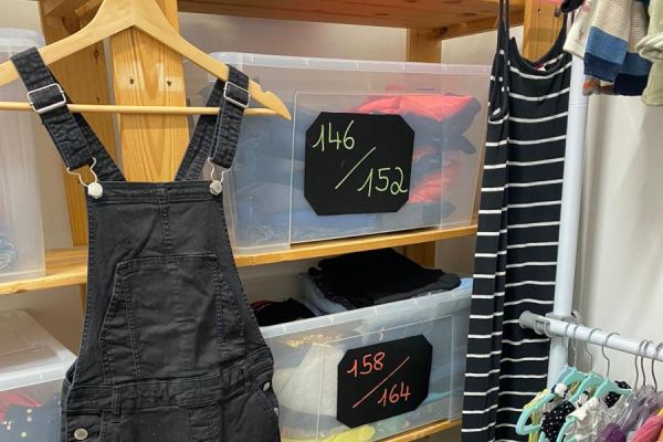 Das Depot des 2. Hand Shops mit Kinderkleindung 