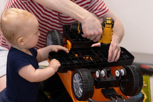 Reparatur eines Kinderautos