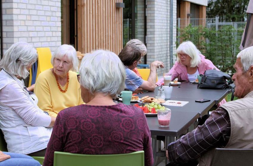 Gespräche auf der Terrasse in Kleingruppen