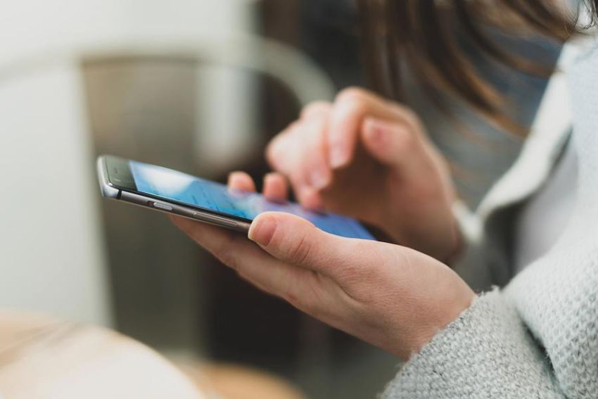Eine Frau tippt auf ihrem Smartphone