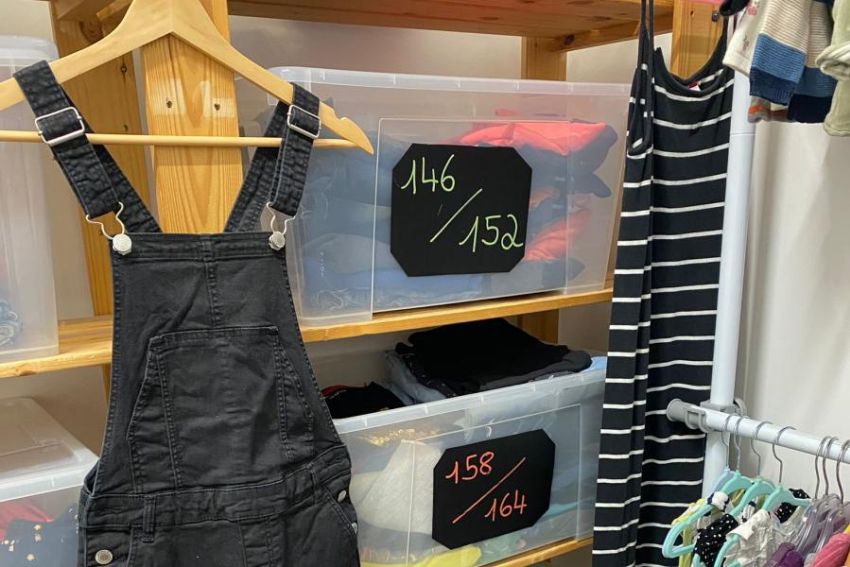 Das Depot des 2. Hand Shops mit Kinderkleindung