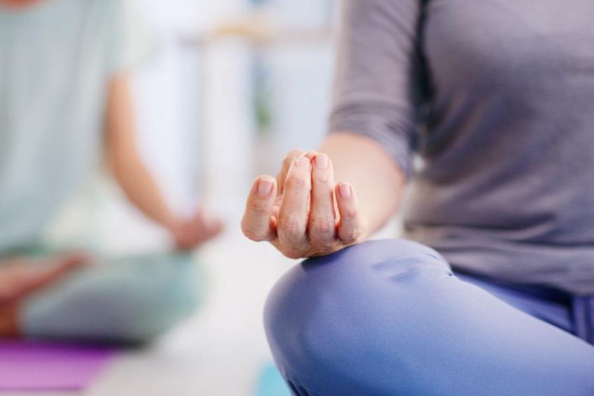 Mehrere Frauen sitzen in einer Yoga-Pose